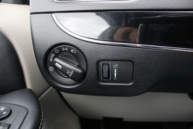 Used 2019 Black Dodge SXT image 8