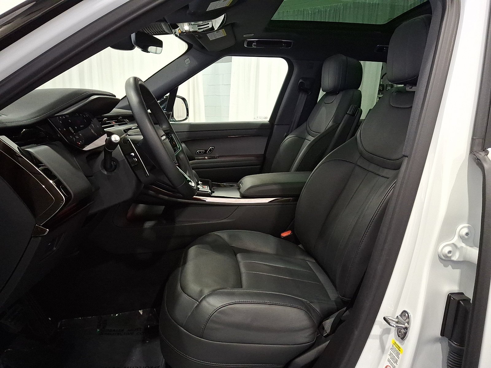 Certified Used 2025 Fuji White Land Rover  image 13