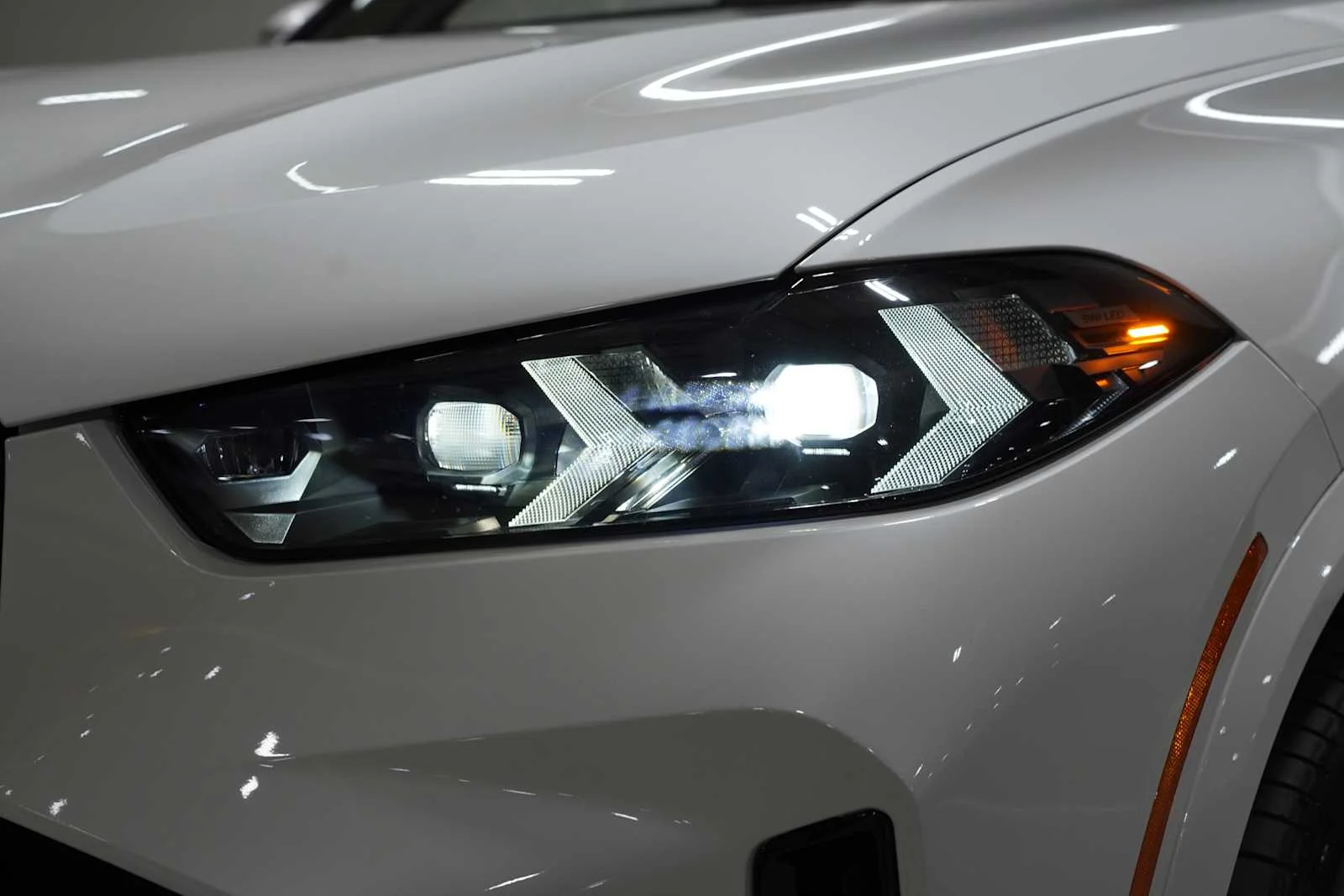 New 2026 Mineral White Metallic BMW xDrive40i image 6