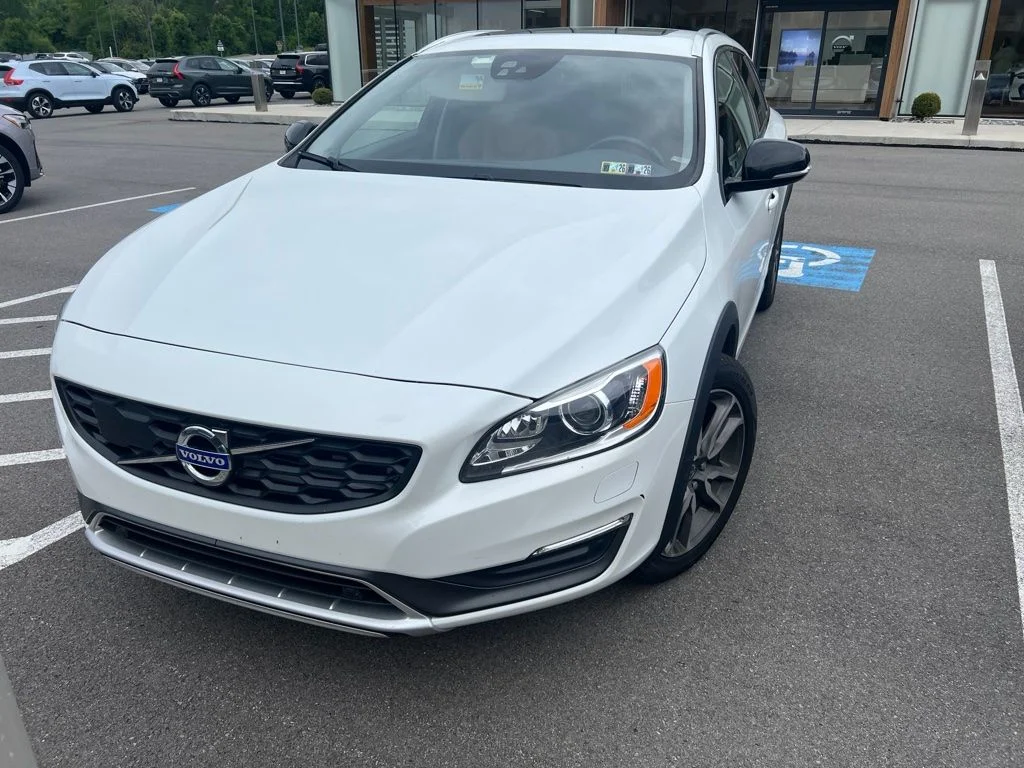 2015 Volvo V60 T5 Cross Country AWD Platinum's photo
