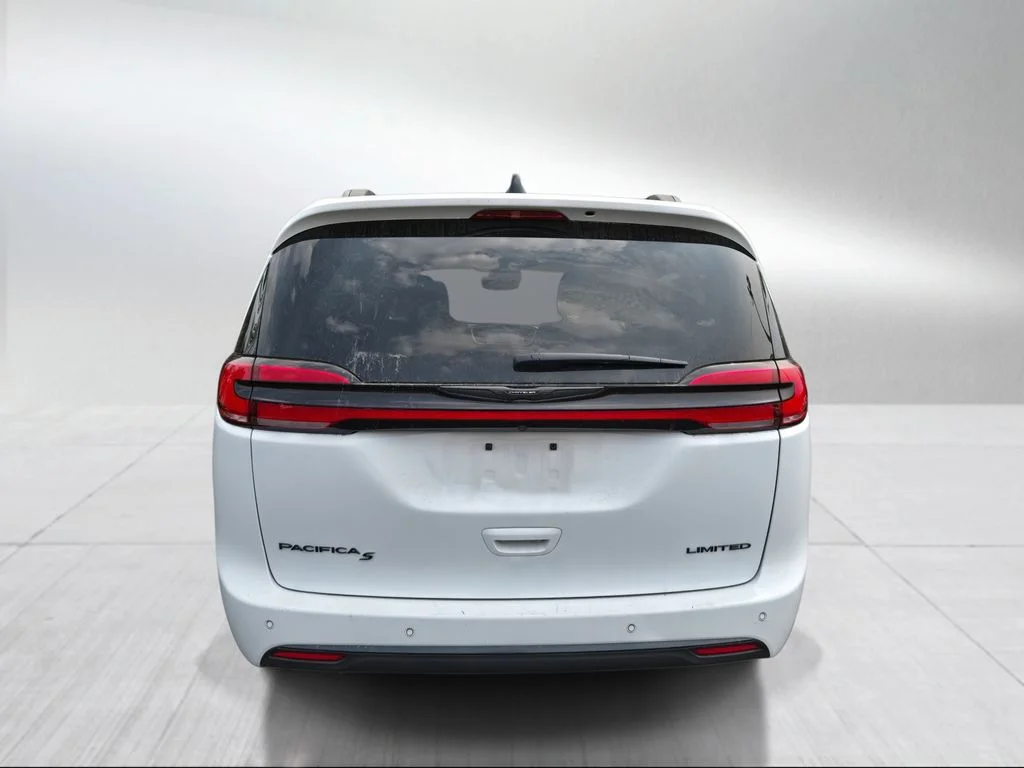 Used 2025 Bright White Clearcoat Chrysler Limited image 4
