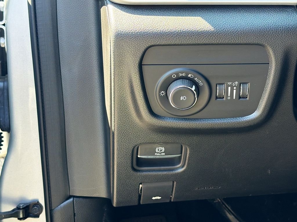 Used 2023 Silver Zynith Jeep Limited image 10