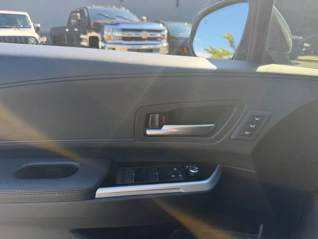Used 2025 Silver Toyota Platinum image 18