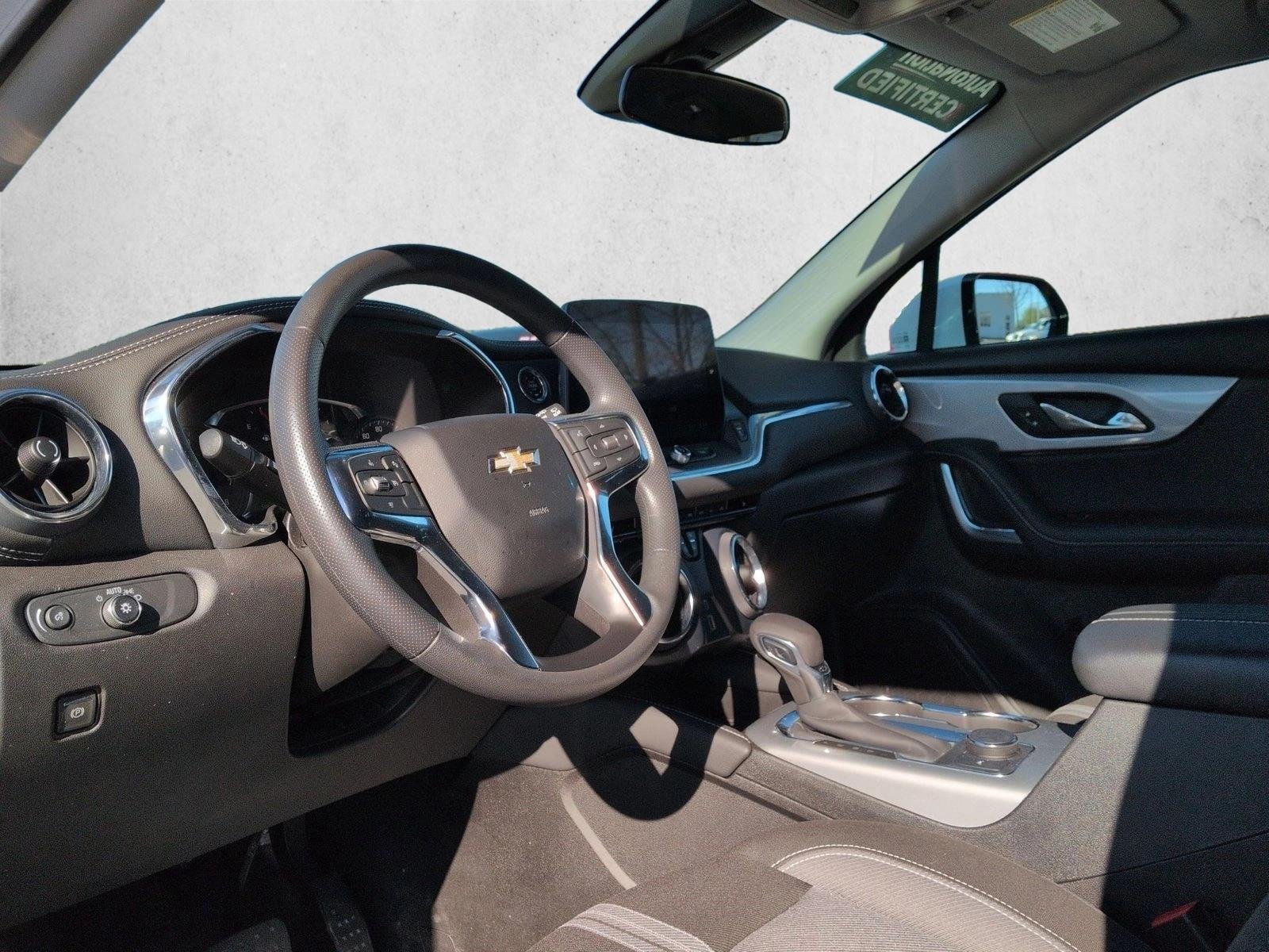 Used 2025 Summit White Chevrolet LT image 10