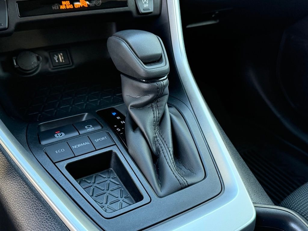 2025 Toyota RAV4 LE - Photo 25