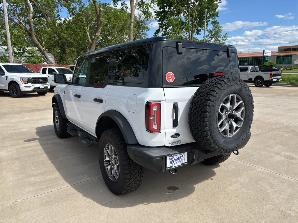 Used 2025 Oxford White Ford Badlands image 7