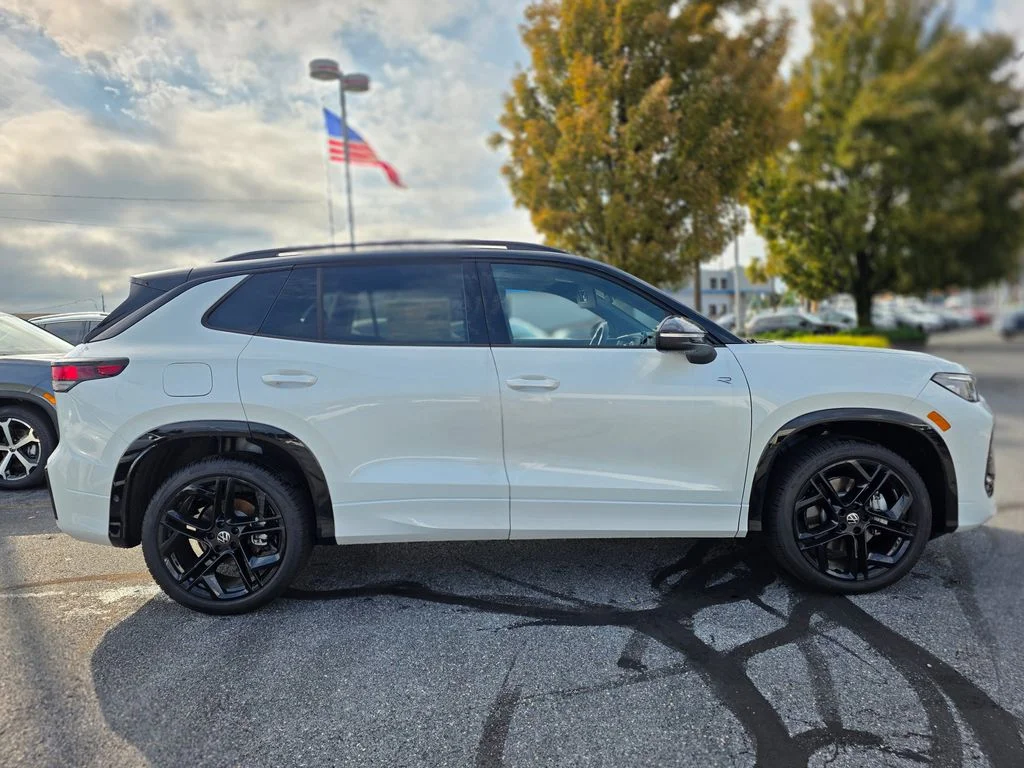 New 2026 Opal White w/Deep Black Roof Volkswagen 2.0T SE R-Line Black image 4