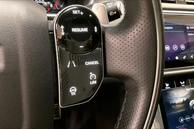 Used 2022  Land Rover HSE Dynamic image 18