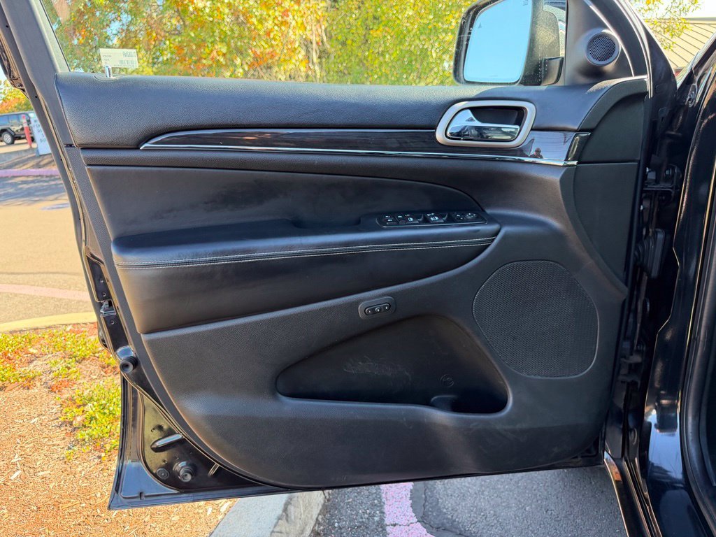 Used 2016 Brilliant Black Crystal Pearlcoat Jeep Overland image 11