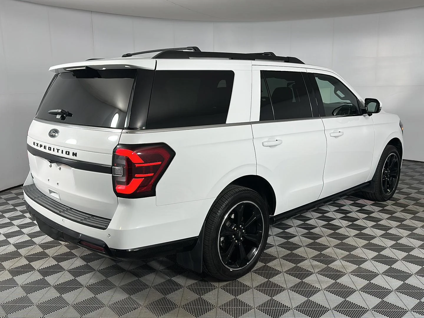 Used 2023 Oxford White Ford Limited image 30