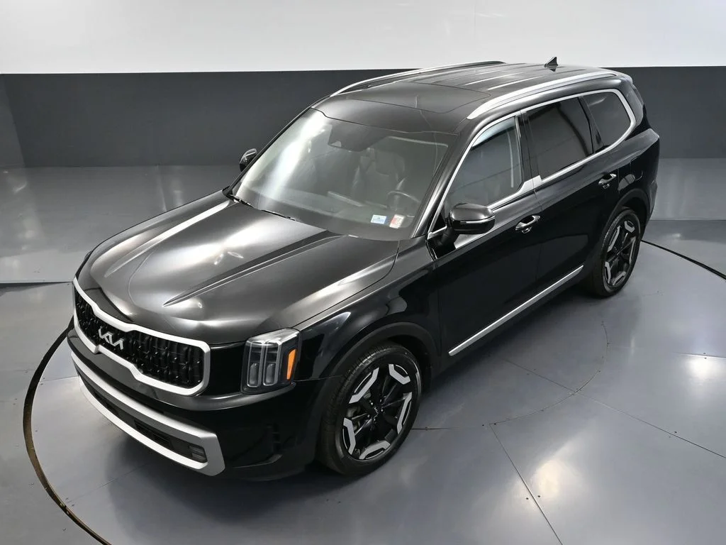 Used 2023 Black Kia EX X-Line image 62
