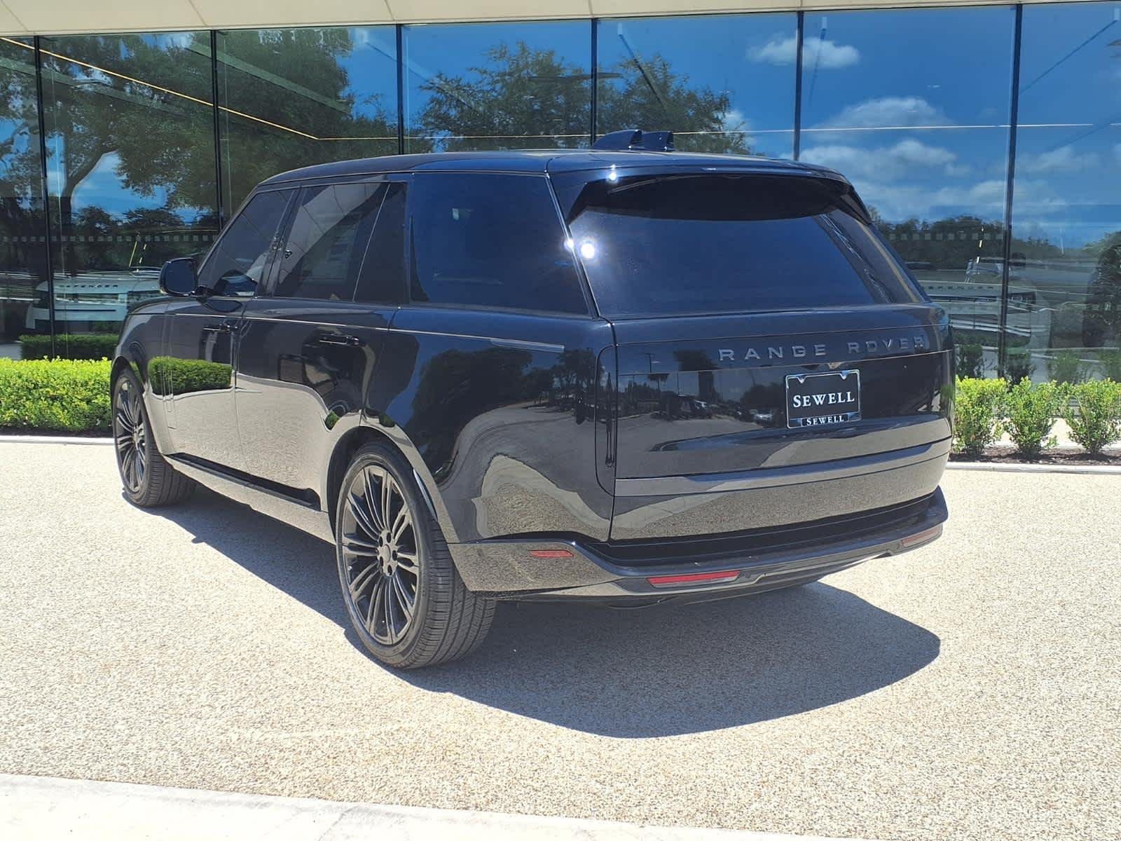 New 2026 Santorini Black LAND ROVER SE 7 Seats image 4