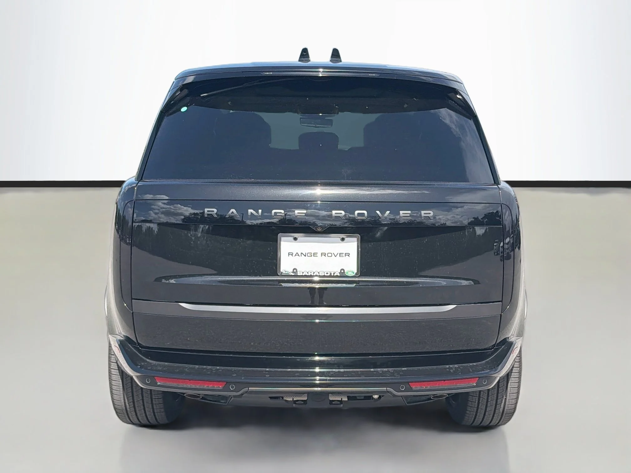 New 2026 Santorini Black Land Rover SE image 4