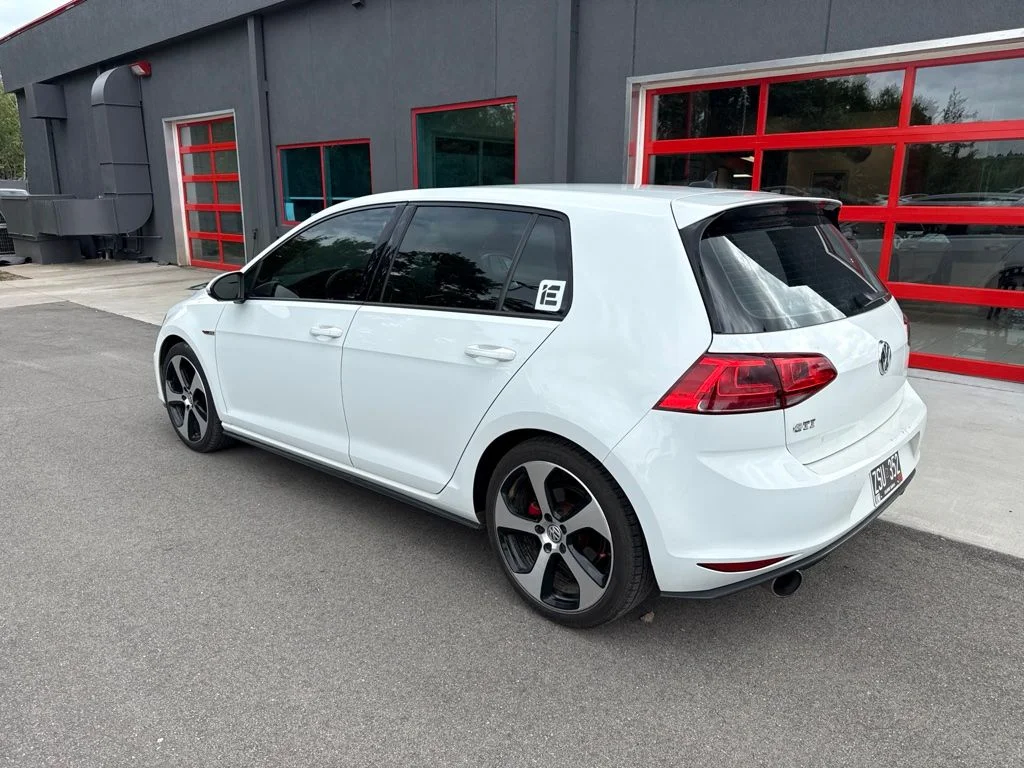 Used 2017  Volkswagen S image 4