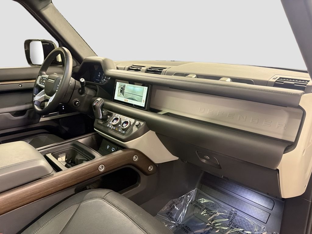 Used 2024  Land Rover X-Dynamic SE image 31