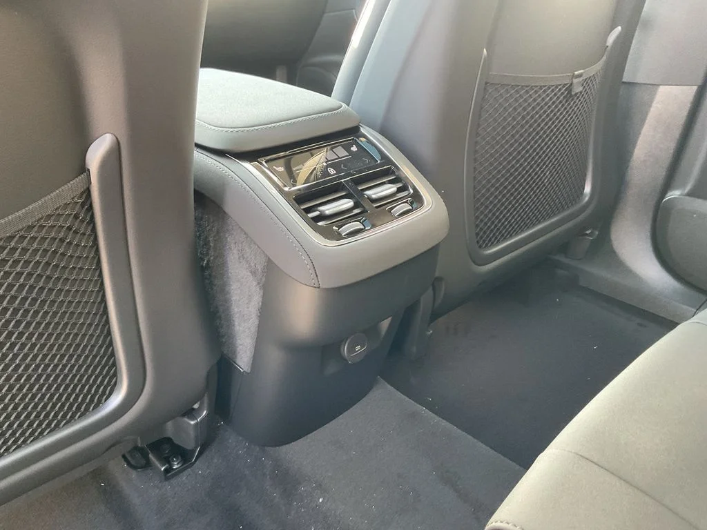 New 2026 White Volvo B6 Plus 7-Seater image 19