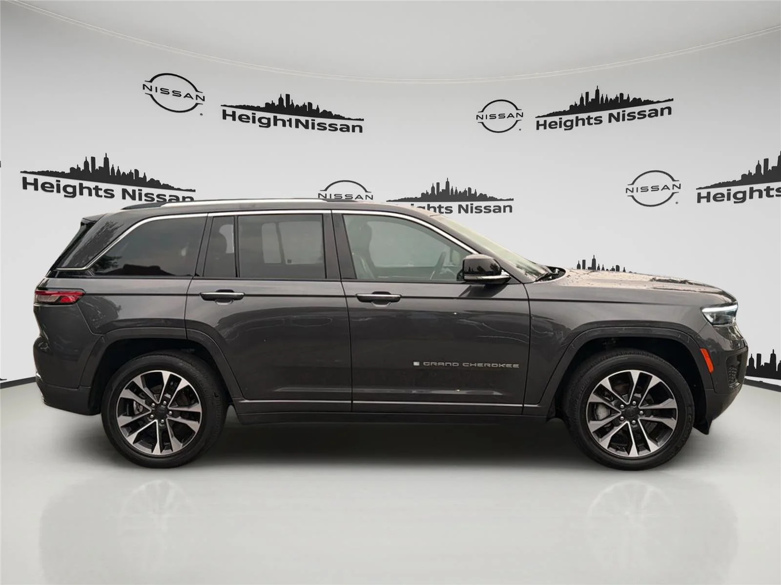 Used 2023 Baltic Gray Metallic Clearcoat Jeep Overland image 6