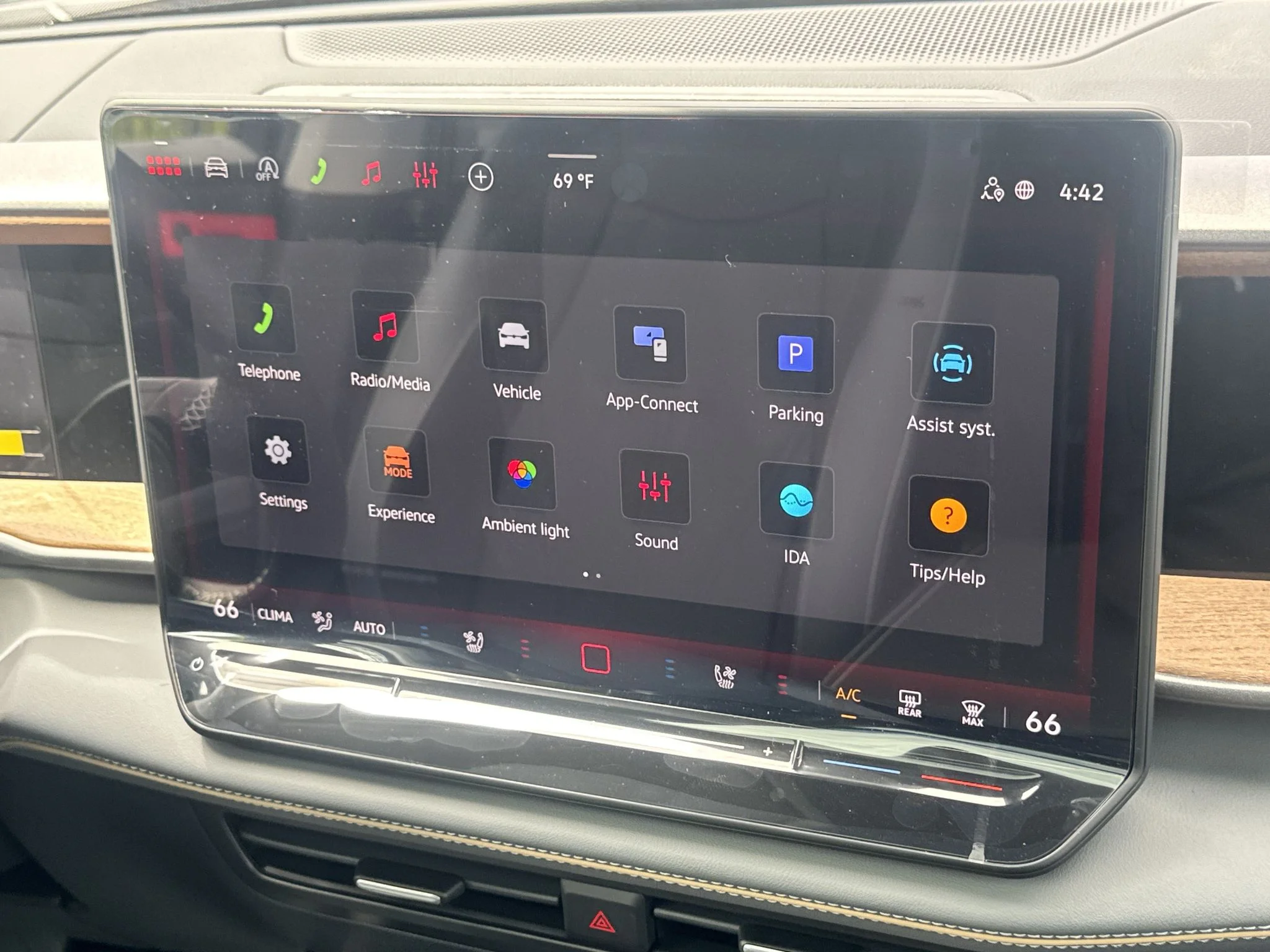 New 2027 Deep Black Pearl Volkswagen SE w/Technology image 24