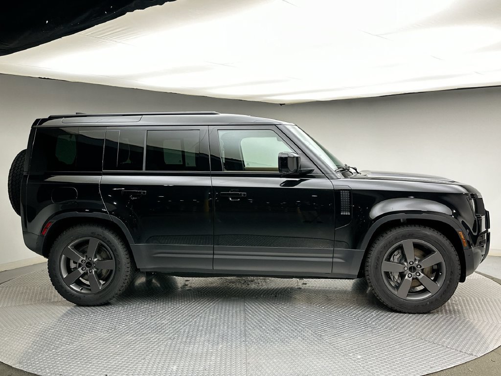 New 2026 Santorini Black Metallic Land Rover S image 4