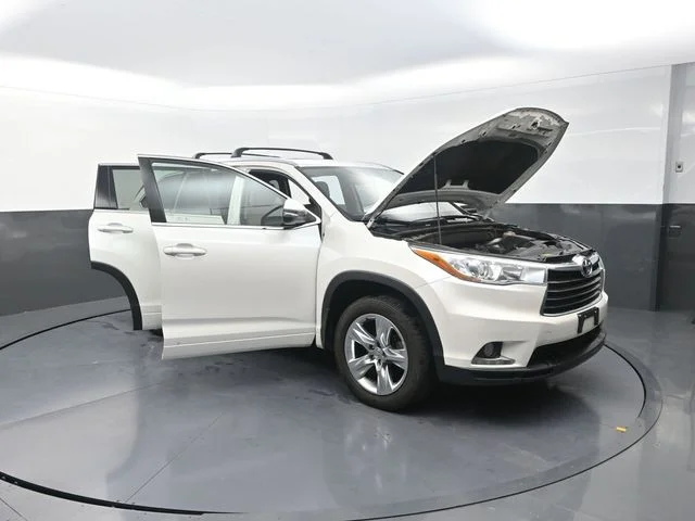 Used 2015 White Toyota Limited image 39