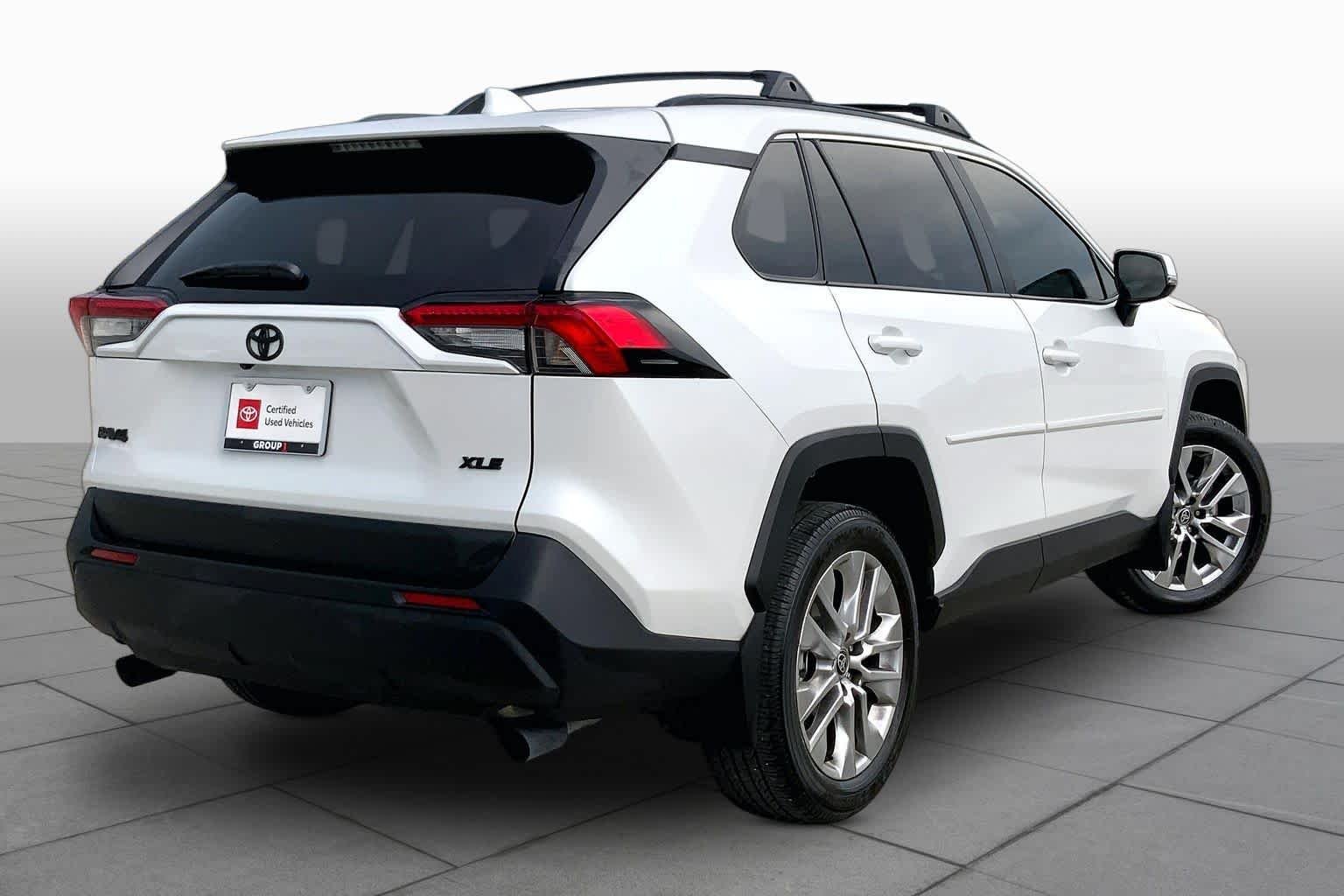 Used 2025 Wind Chill Pearl Toyota XLE Premium image 13