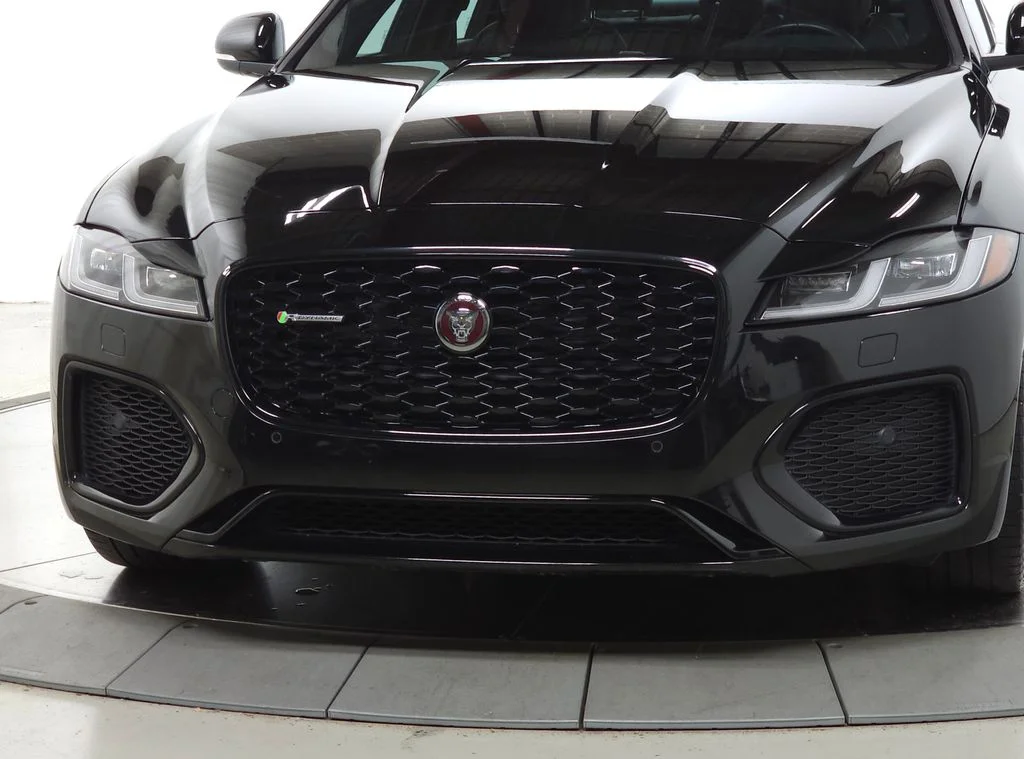 Used 2022  Jaguar R-Dynamic SE image 12