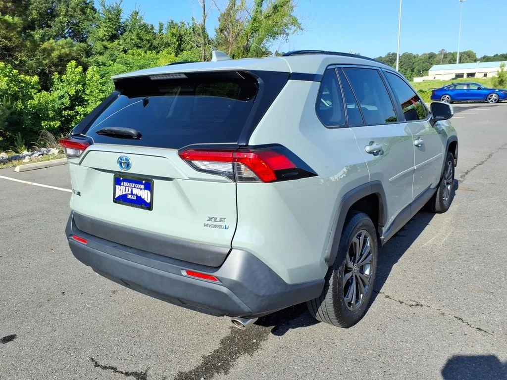 Used 2022 Lunar Toyota XLE Premium image 3