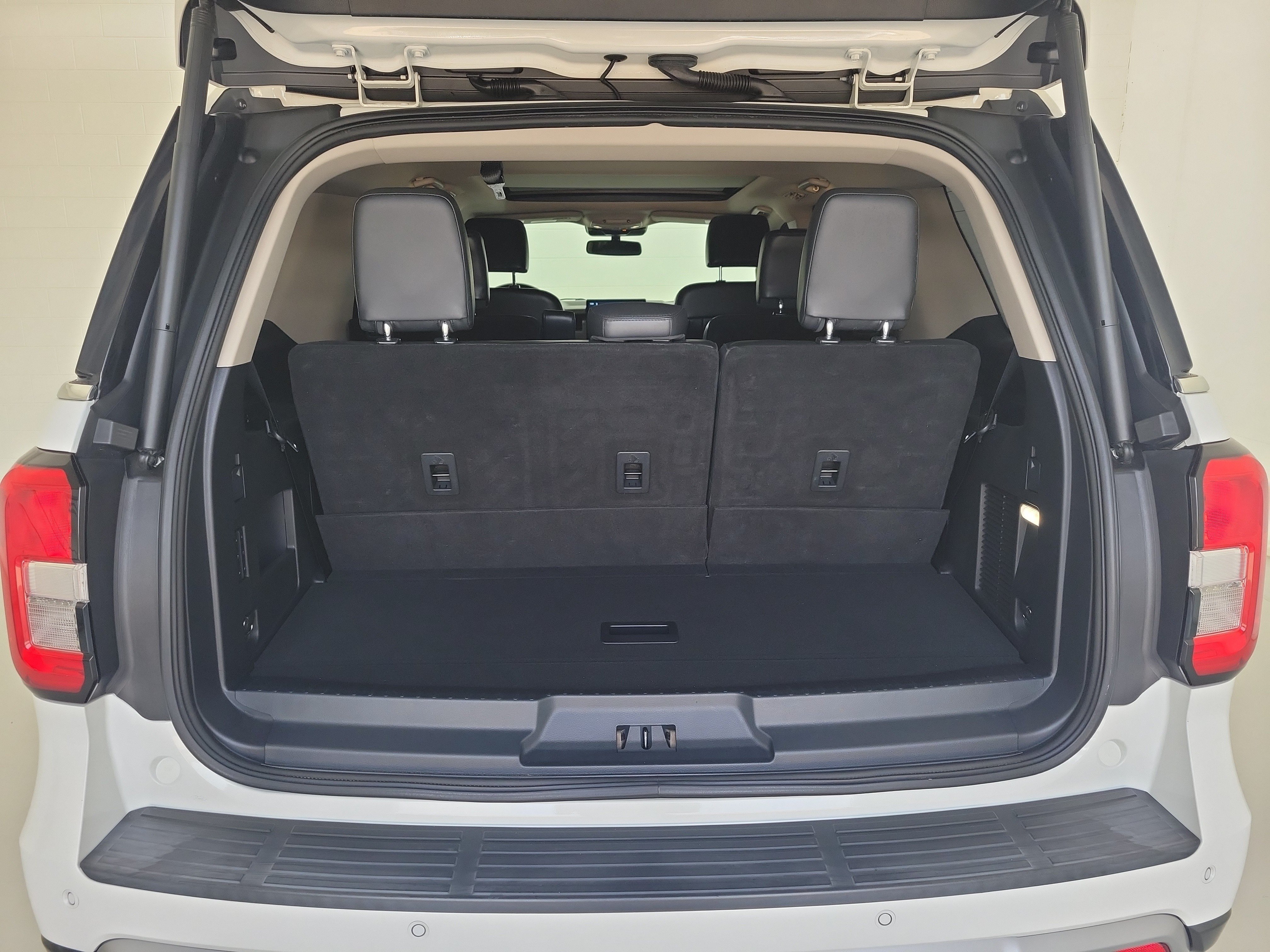 Used 2022 White Metallic Ford XLT image 10