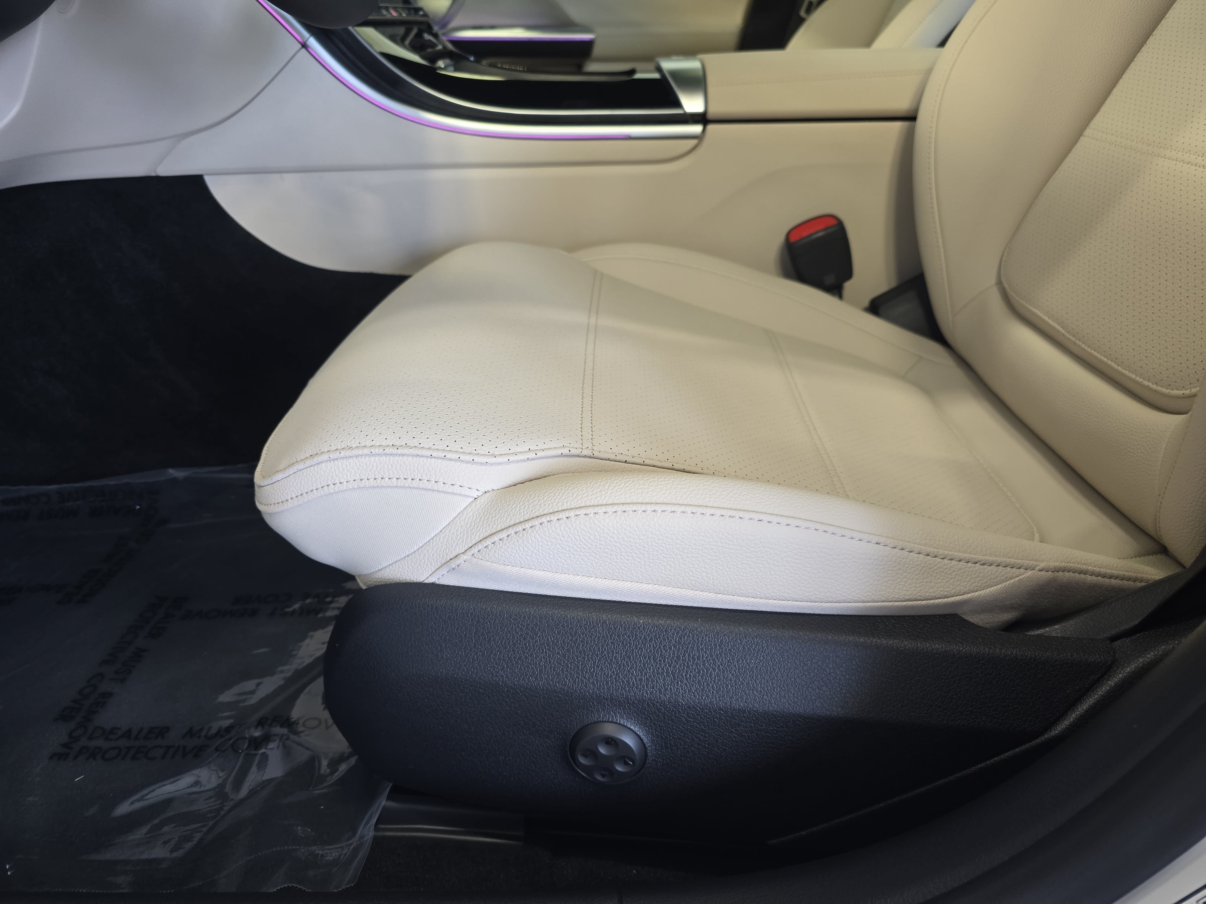 New 2026 MANUFAKTUR Moonlight White Metallic Mercedes-Benz C300 image 31