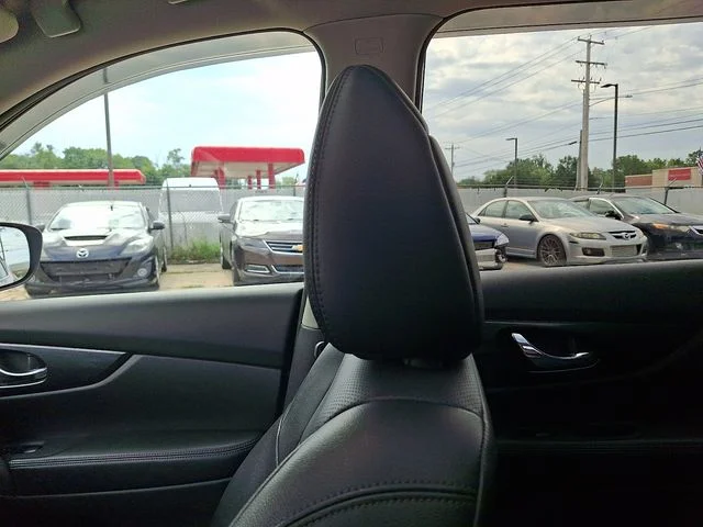 Used 2015 Red Nissan SL image 17