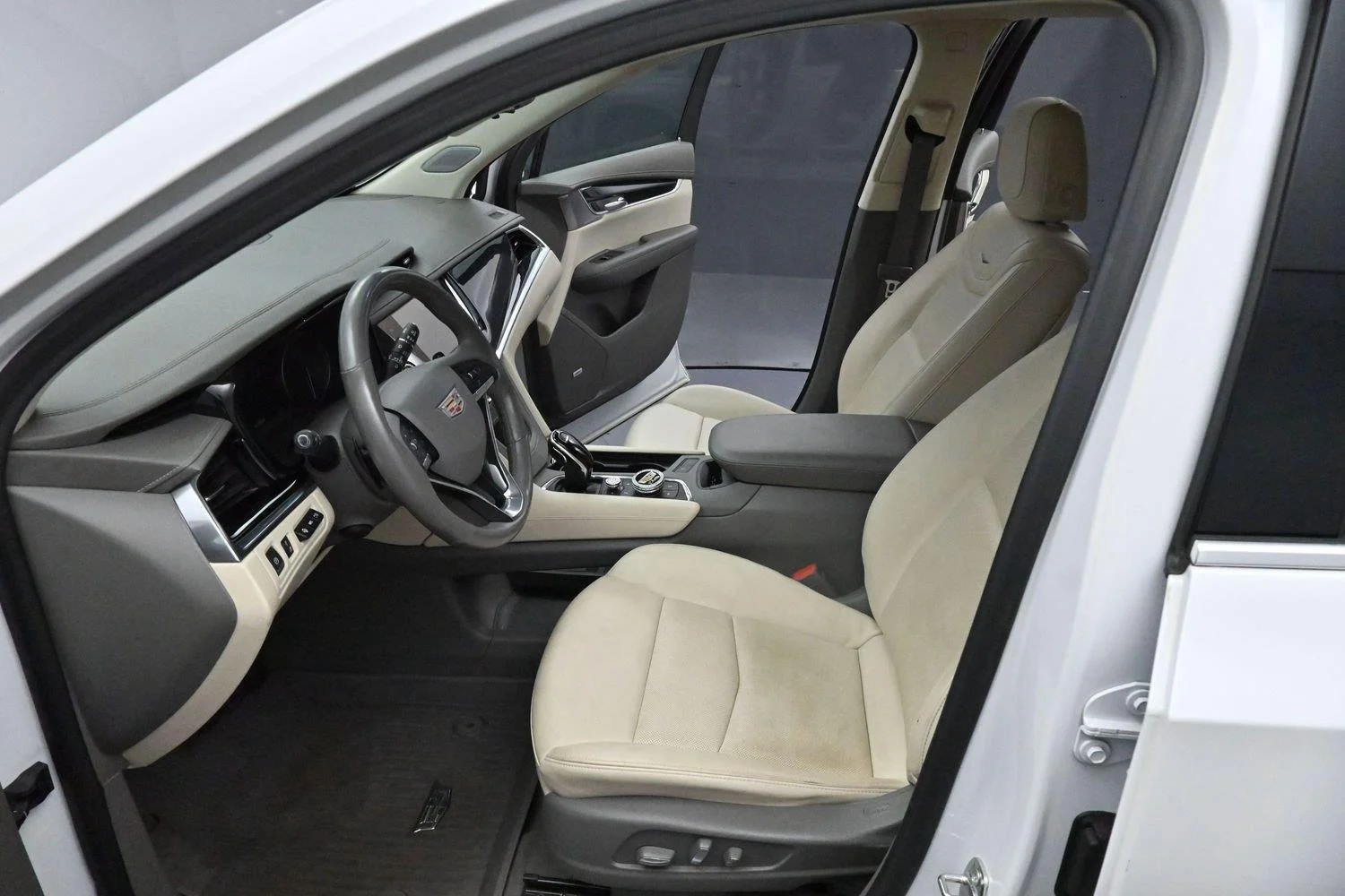 Used 2020 CRYSTAL WHITE TRICOAT Cadillac AWD Premium Luxury image 12