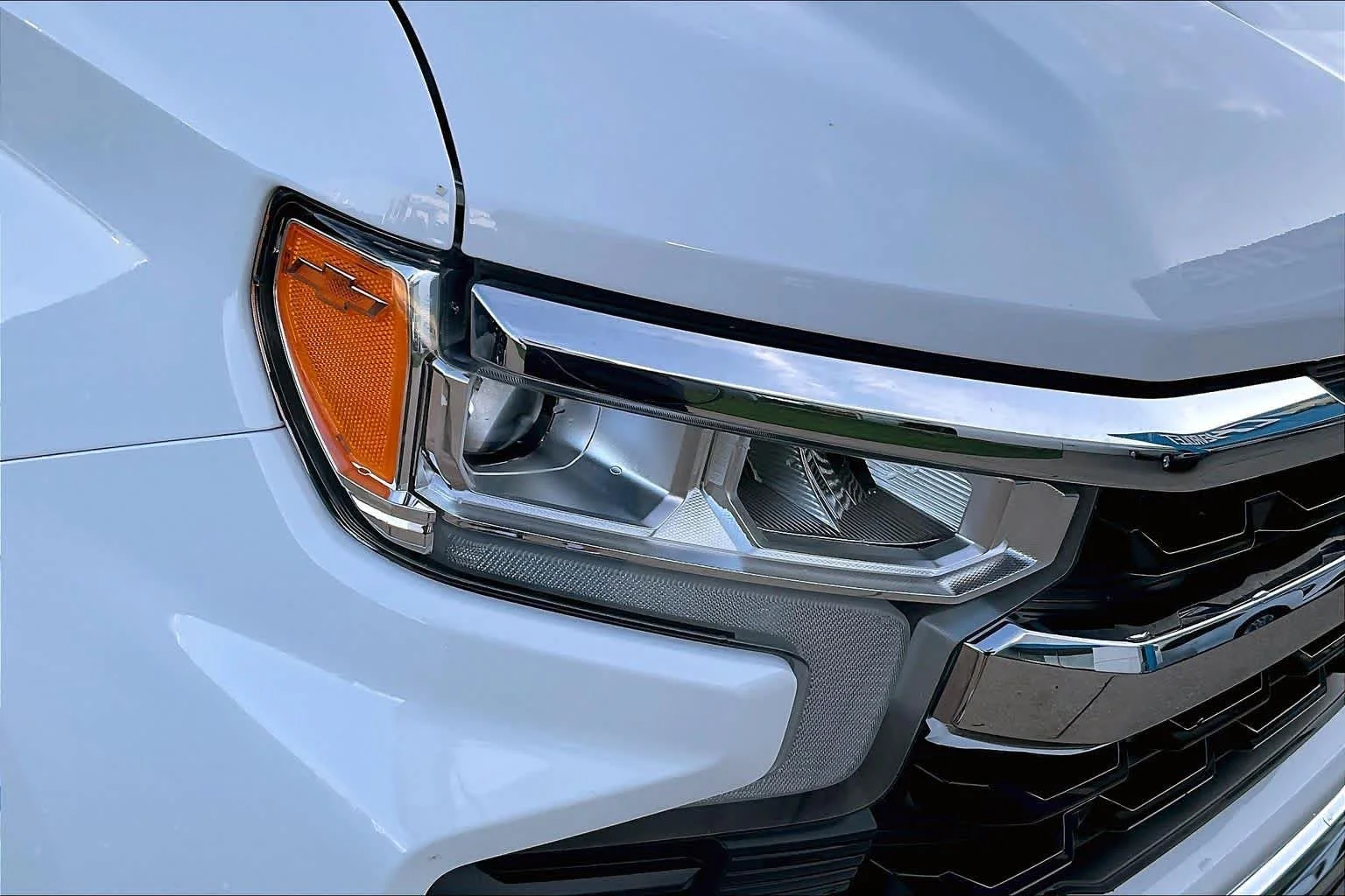 Used 2025 Summit White Chevrolet LT (2FL) image 25