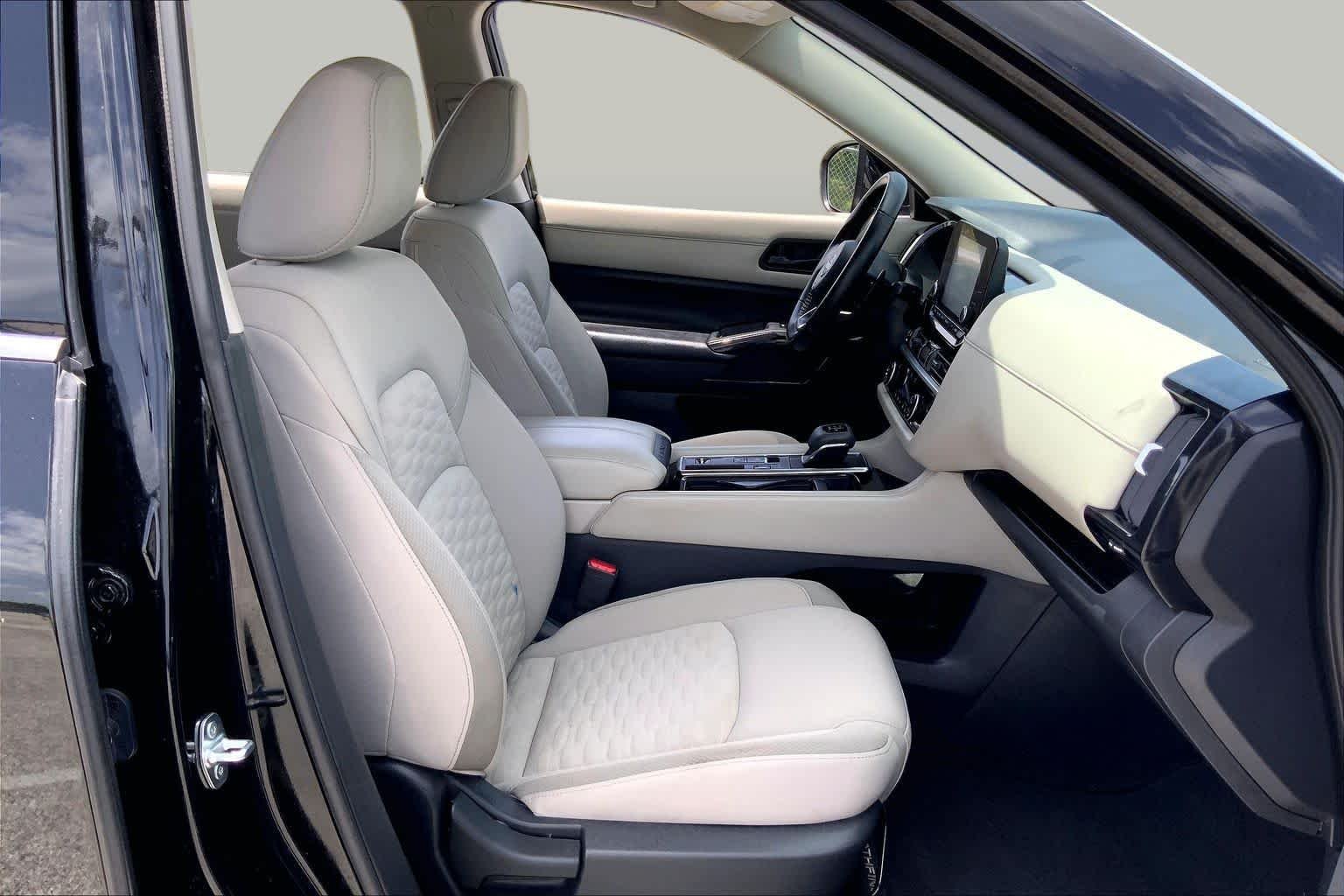 Used 2023 Super Black Nissan SV image 9