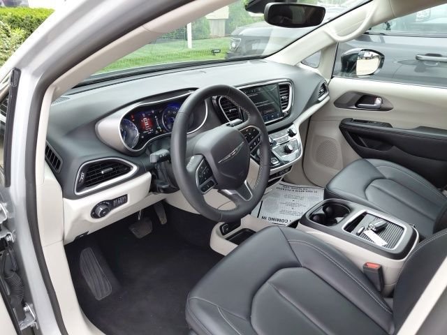 Used 2024 Silver Chrysler Touring L image 6