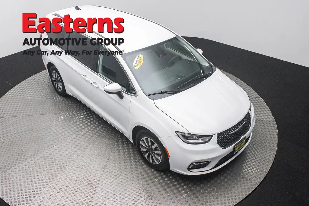 Used 2023 White Chrysler Touring L image 3