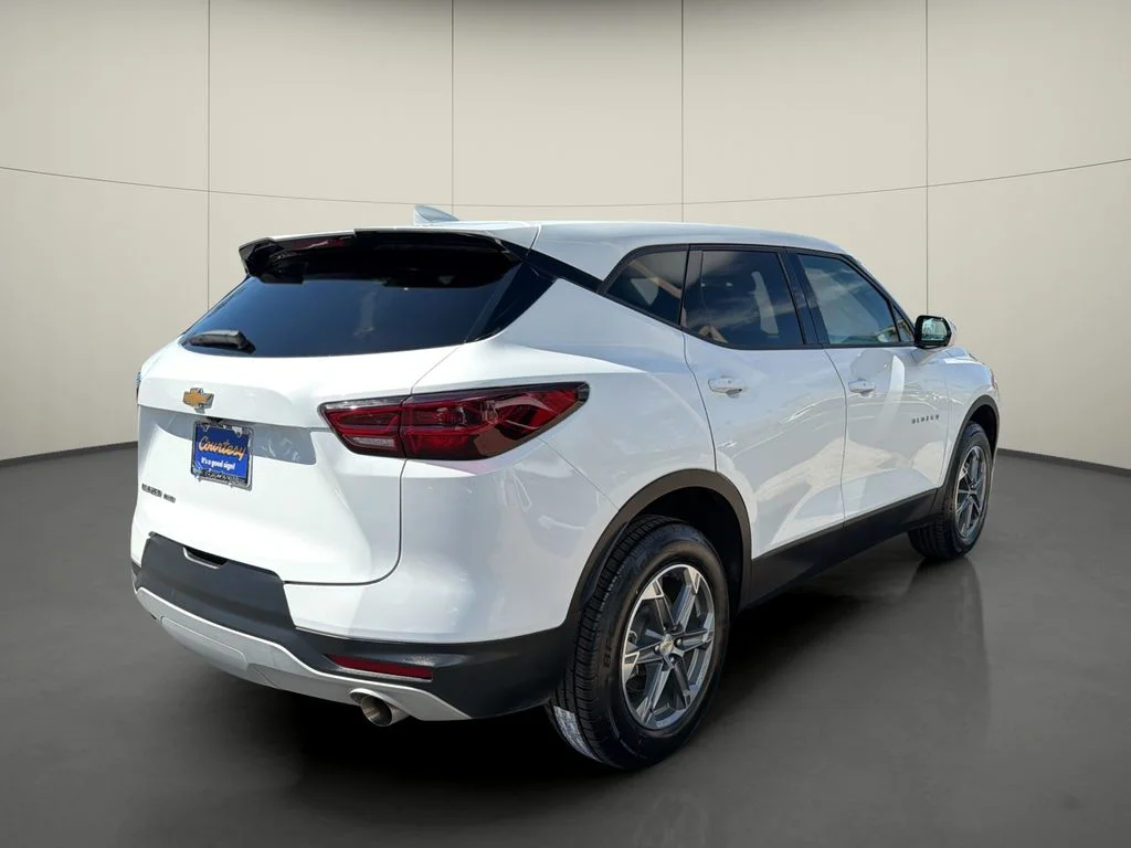 Used 2025 White Chevrolet LT image 7