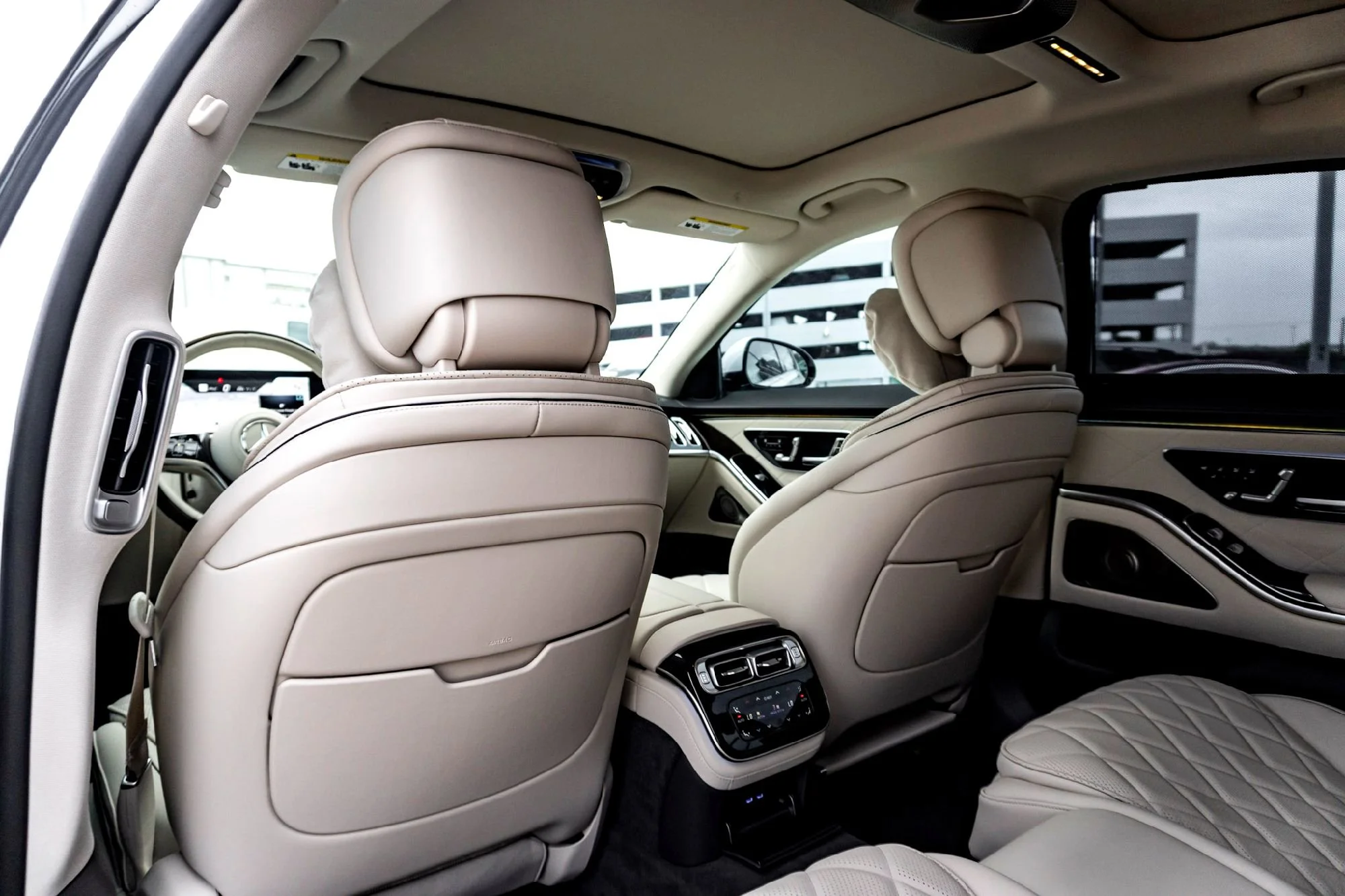 New 2026 White Mercedes-Benz S 580 image 21