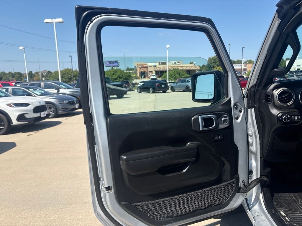 Used 2022 Silver Zynith Clearcoat Jeep Rubicon image 9