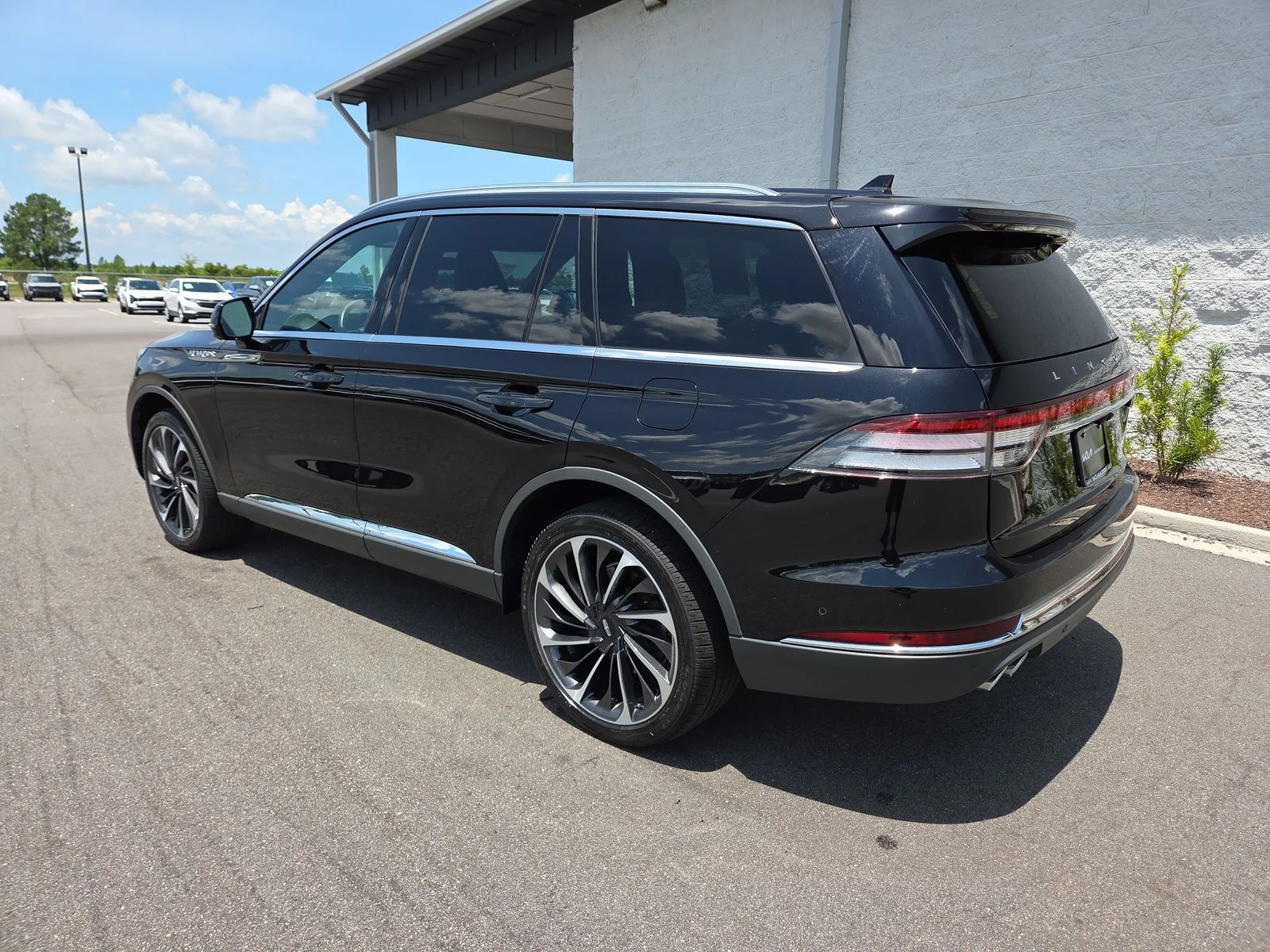 Used 2024 Black Metallic Lincoln Reserve image 3