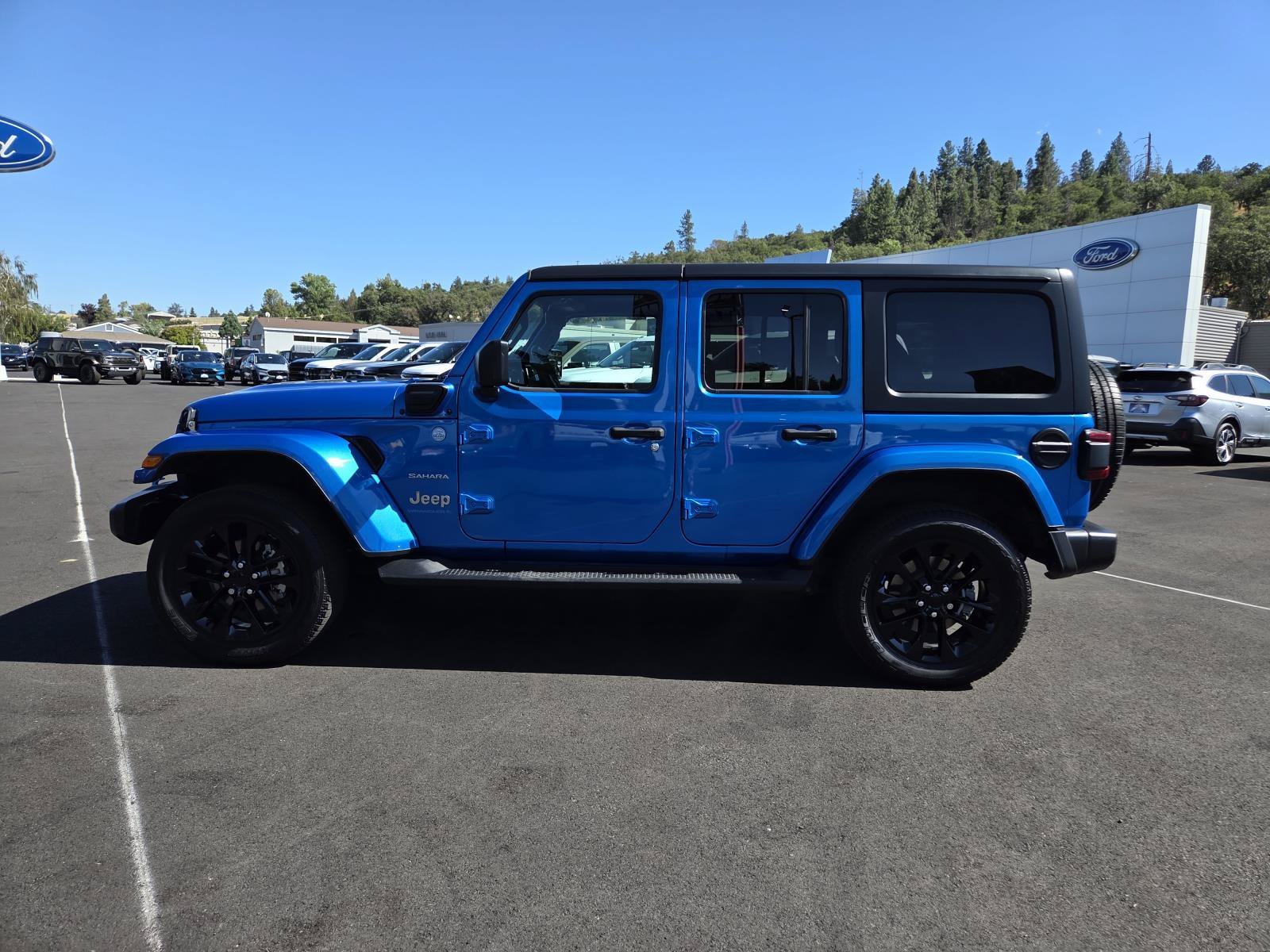 Used 2023 Hydro Blue Pearlcoat Jeep Sahara image 8