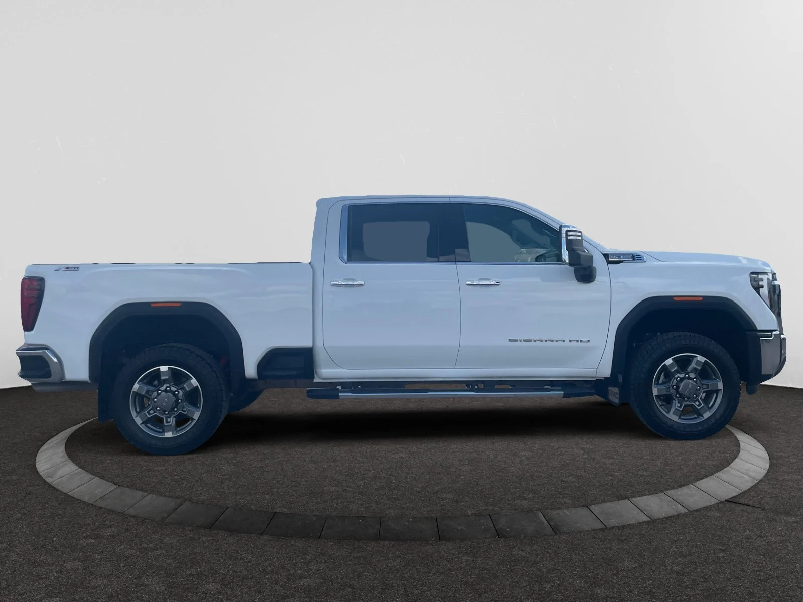 Used 2025 White GMC SLT Crew Leather 5th Wheel Prep Package image 6