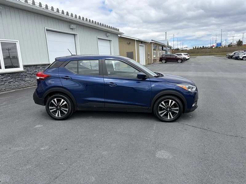Used 2020 Blue Nissan SV image 3