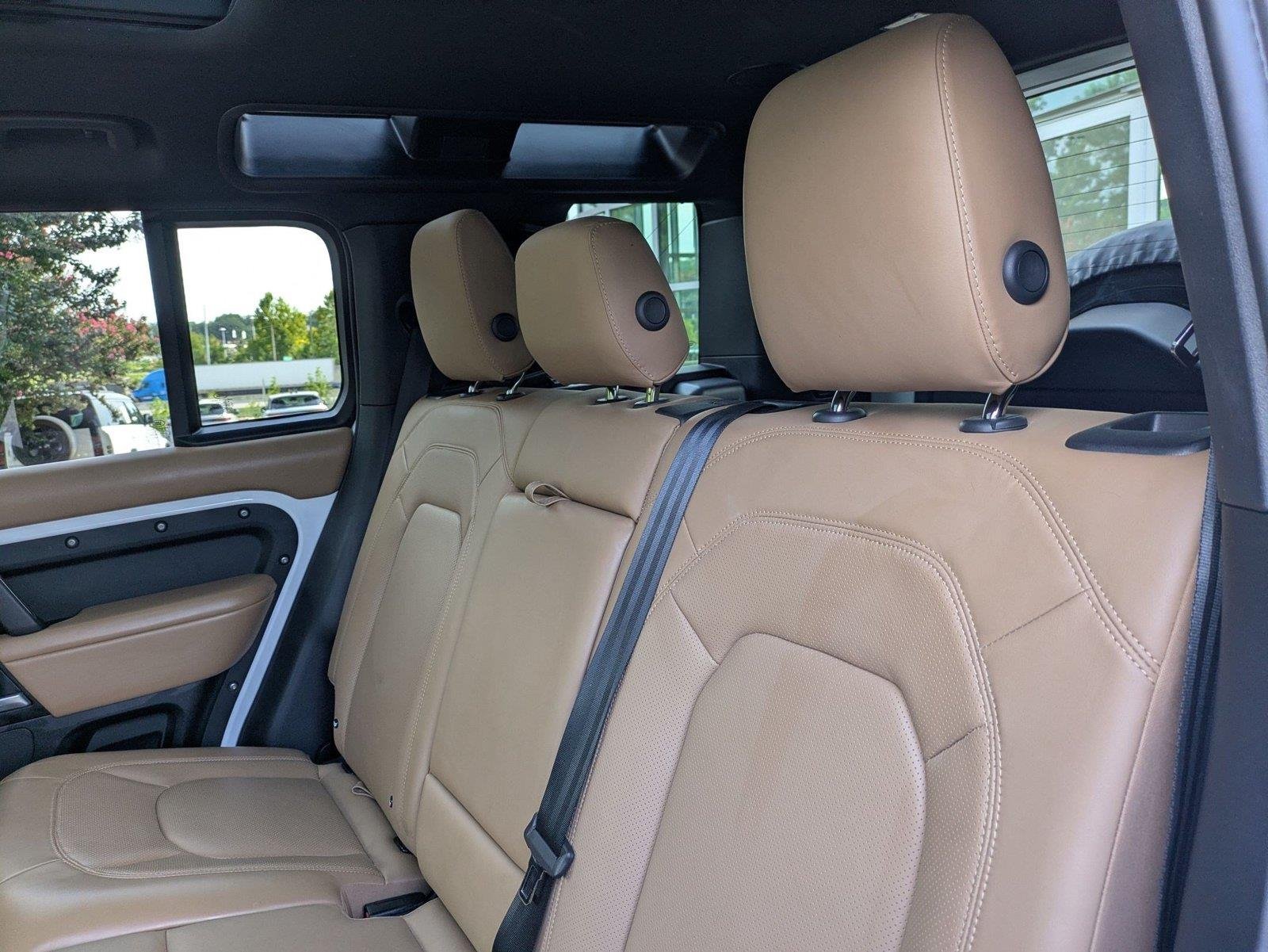 Used 2025 Fuji White Land Rover X-Dynamic SE image 29