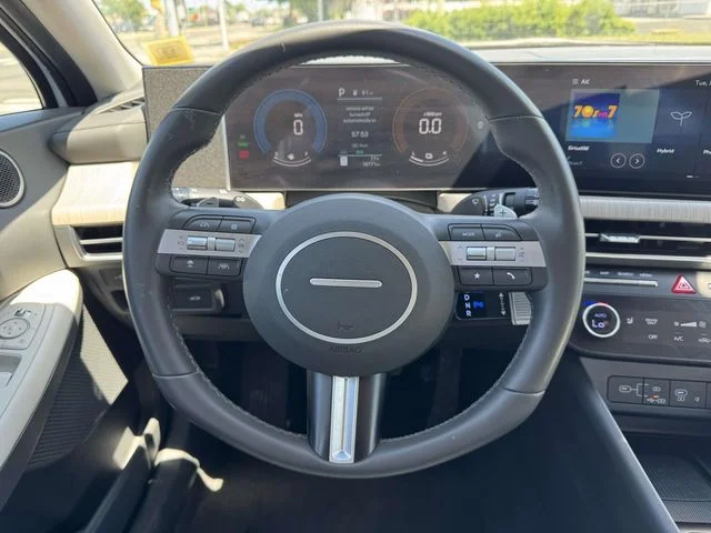 Used 2025 White Hyundai SEL image 16