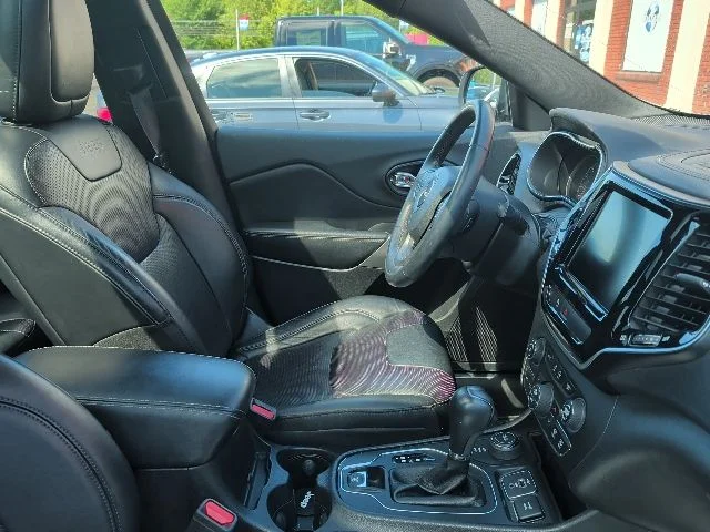 Used 2019 Pearl White Jeep Limited image 4