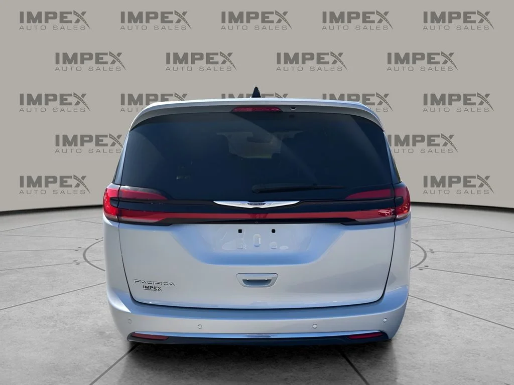 Used 2023 Silver Chrysler Touring L image 4