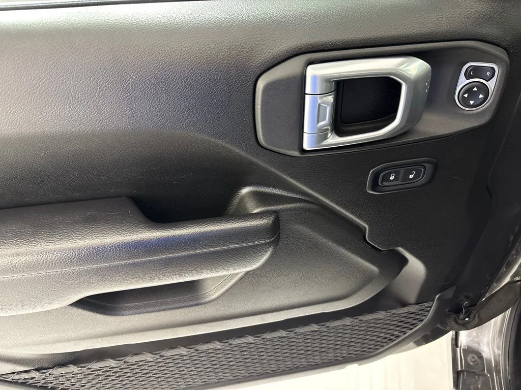 Used 2025 Crystal Metallic Jeep Sport S image 22