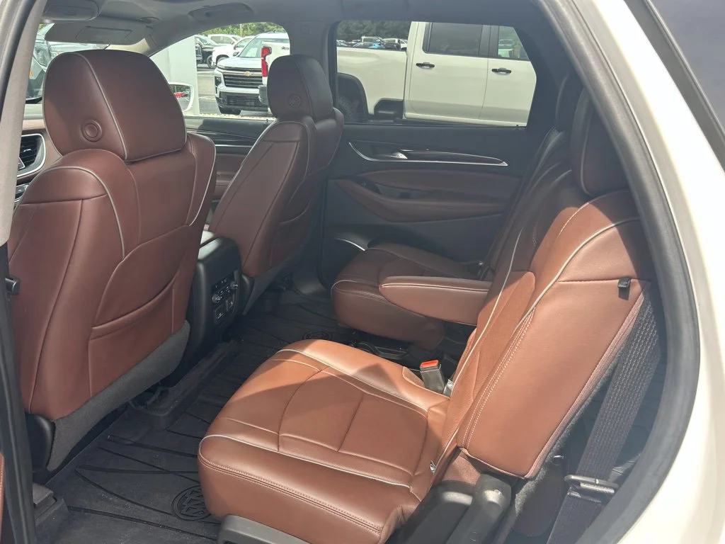 Used 2020 WHITE FROST TRICOAT Buick Avenir image 8