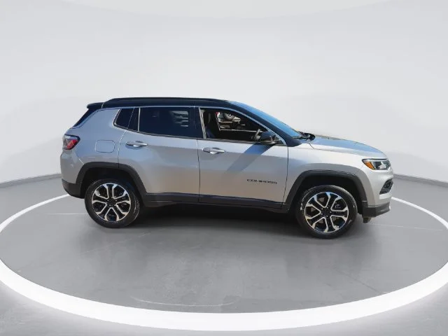 Used 2024  Jeep Limited image 9