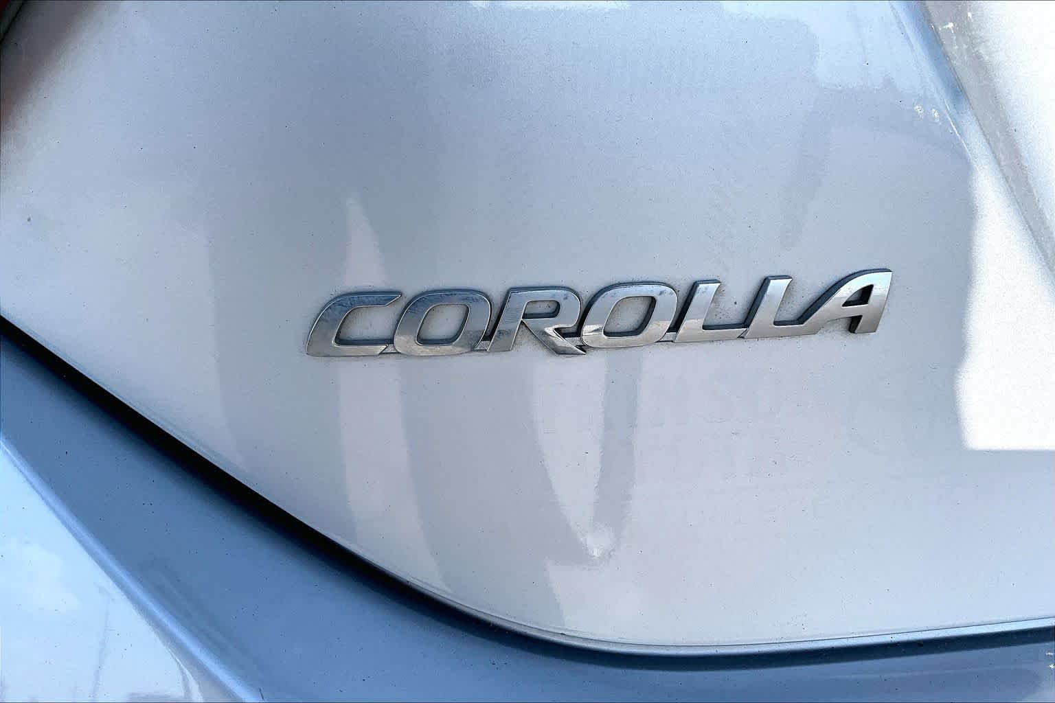 Used 2016 Classic Silver Metallic Toyota L image 10